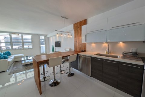 Condo in Miami Beach, Florida, 1 bedroom  № 1950130 - photo 3