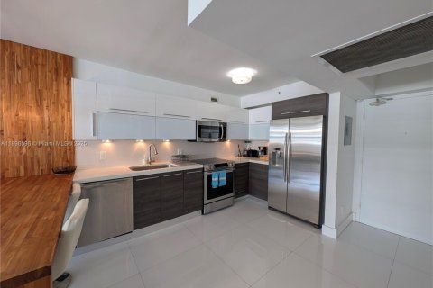 Condo in Miami Beach, Florida, 1 bedroom  № 1950130 - photo 2