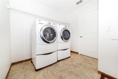 House in Orlando, Florida 5 bedrooms, 306.39 sq.m. № 2208444 - photo 28