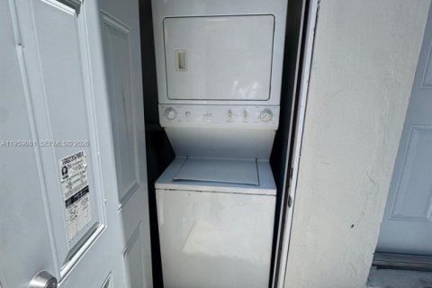 Apartamento en alquiler en Miami, Florida, 1 dormitorio, 60.39 m2 № 2017956 - foto 3