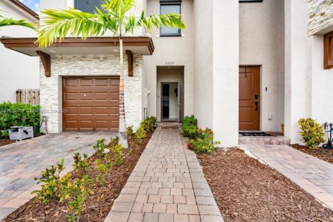 Adosado en Homestead, Florida 3 dormitorios, 153.38 m2 № 1976286