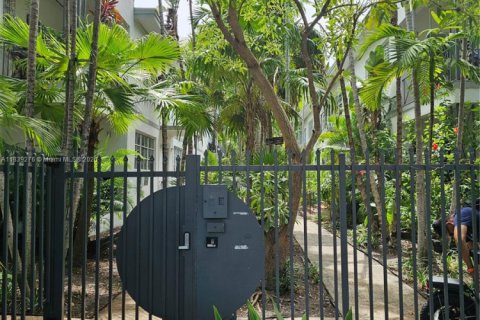 Снять в аренду кондоминиум в Майами-Бич, Флорида 2 спальни, 65.03м2, № 1977693 - фото 2