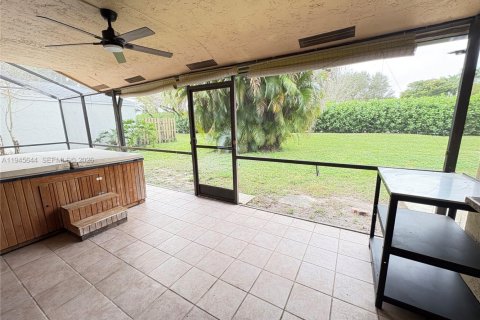 House in Boca Raton, Florida 3 bedrooms, 129.97 sq.m. № 2002412 - photo 12