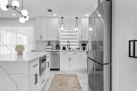 House in Miami, Florida 3 bedrooms, 121.89 sq.m. № 2081100 - photo 14