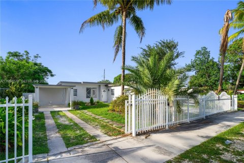 House in Miami, Florida 3 bedrooms, 121.89 sq.m. № 2081100 - photo 26