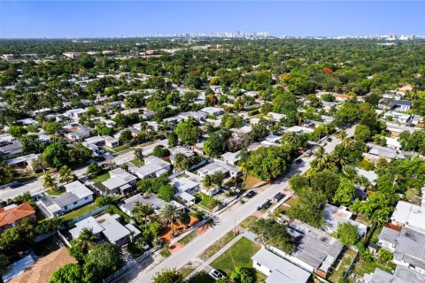 House in Miami, Florida 3 bedrooms, 121.89 sq.m. № 2081100 - photo 27