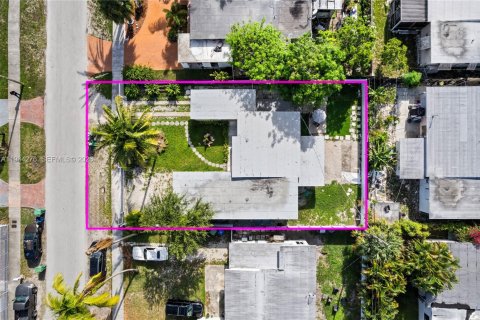 House in Miami, Florida 3 bedrooms, 121.89 sq.m. № 2081100 - photo 28