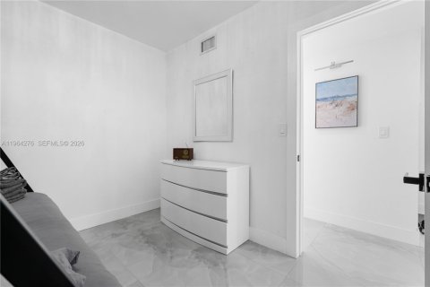 House in Miami, Florida 3 bedrooms, 121.89 sq.m. № 2081100 - photo 13