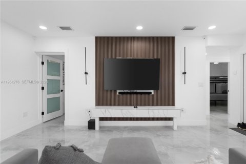 House in Miami, Florida 3 bedrooms, 121.89 sq.m. № 2081100 - photo 22