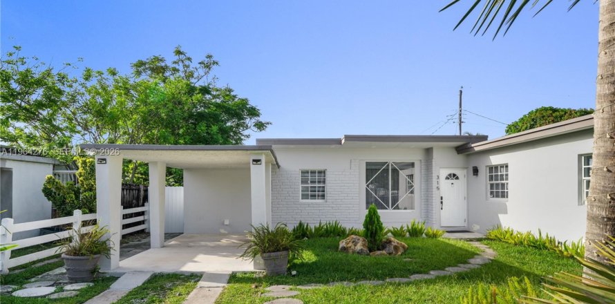 House in Miami, Florida 3 bedrooms, 121.89 sq.m. № 2081100