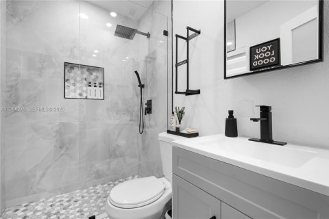 House in Miami, Florida 3 bedrooms, 121.89 sq.m. № 2081100 - photo 9