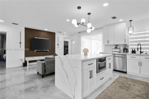 House in Miami, Florida 3 bedrooms, 121.89 sq.m. № 2081100 - photo 15