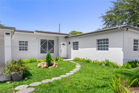 House in Miami, Florida 3 bedrooms, 121.89 sq.m. № 2081100 - photo 2