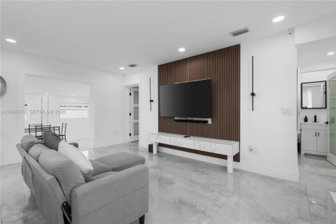 House in Miami, Florida 3 bedrooms, 121.89 sq.m. № 2081100 - photo 16