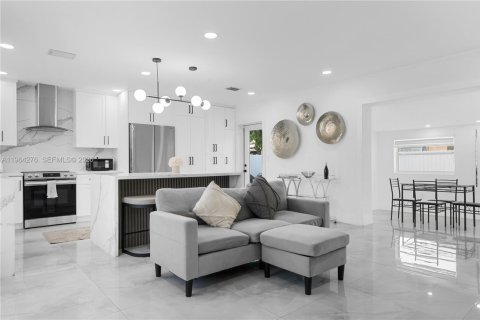 House in Miami, Florida 3 bedrooms, 121.89 sq.m. № 2081100 - photo 3
