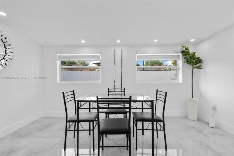 House in Miami, Florida 3 bedrooms, 121.89 sq.m. № 2081100 - photo 20