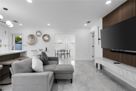 House in Miami, Florida 3 bedrooms, 121.89 sq.m. № 2081100 - photo 17