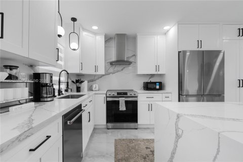 House in Miami, Florida 3 bedrooms, 121.89 sq.m. № 2081100 - photo 19