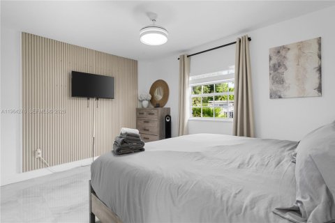 House in Miami, Florida 3 bedrooms, 121.89 sq.m. № 2081100 - photo 7