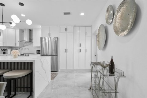 House in Miami, Florida 3 bedrooms, 121.89 sq.m. № 2081100 - photo 21