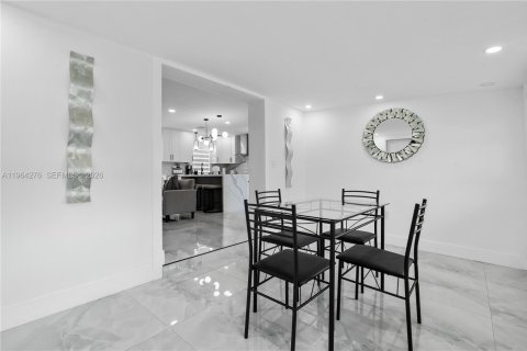 House in Miami, Florida 3 bedrooms, 121.89 sq.m. № 2081100 - photo 24