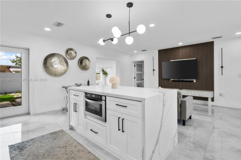 House in Miami, Florida 3 bedrooms, 121.89 sq.m. № 2081100 - photo 5