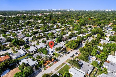 House in Miami, Florida 3 bedrooms, 121.89 sq.m. № 2081100 - photo 30