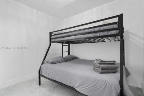 House in Miami, Florida 3 bedrooms, 121.89 sq.m. № 2081100 - photo 12