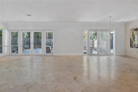 Casa en alquiler en Miami Beach, Florida, 3 dormitorios, 199.93 m2 № 2028951 - foto 6