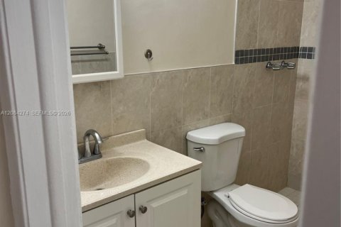 Appartement à louer à Hollywood, Floride: 2 chambres, 1056.39 m2 № 2351172 - photo 7