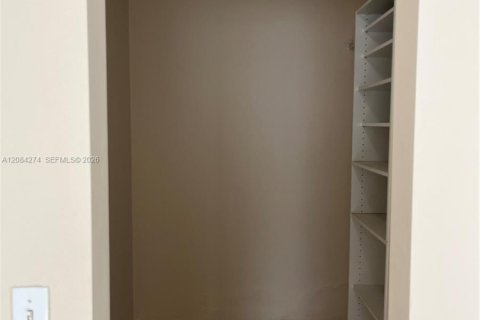 Appartement à louer à Hollywood, Floride: 2 chambres, 1056.39 m2 № 2351172 - photo 9
