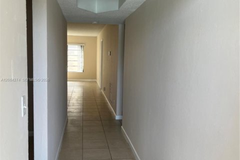 Appartement à louer à Hollywood, Floride: 2 chambres, 1056.39 m2 № 2351172 - photo 2