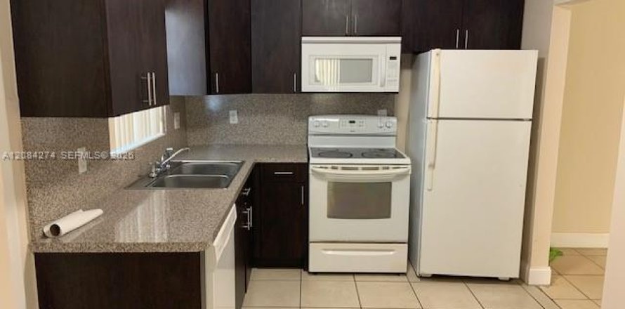 Appartement à Hollywood, Floride 2 chambres, 1056.39 m2 № 2351172