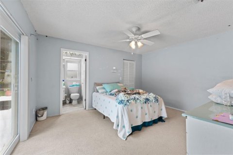 House in Spring Hill, Florida 4 bedrooms, 175.31 sq.m. № 1879825 - photo 18