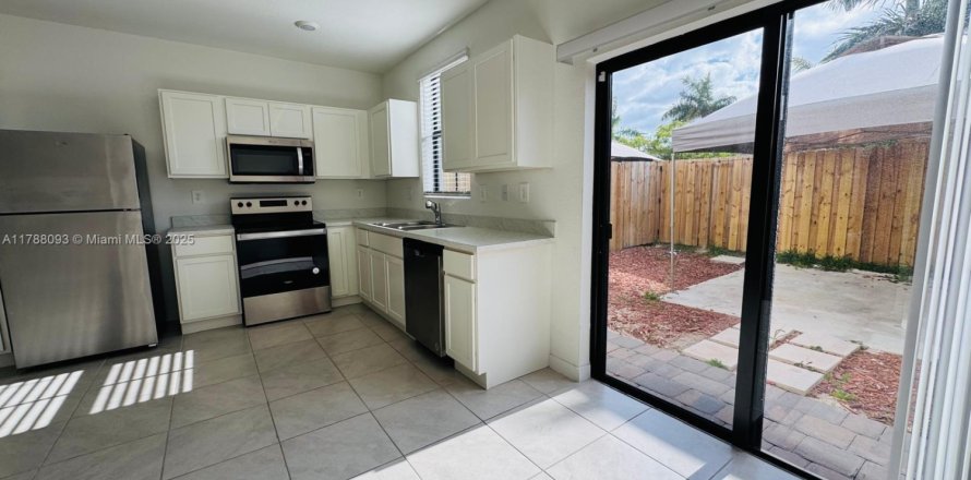 Townhouse in Florida City, Florida 3 bedrooms № 1696640