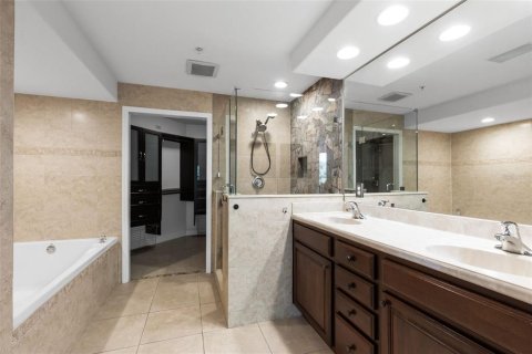 Condo in Altamonte Springs, Florida, 4 bedrooms № 2198510 - photo 21