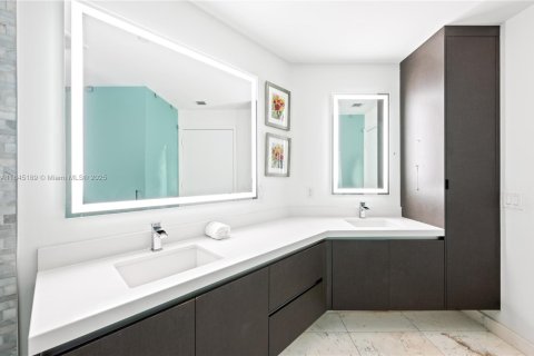 Condo in Miami, Florida, 1 bedroom  № 1840944 - photo 14