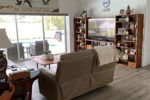 House in Englewood, Florida 4 bedrooms, 237.18 sq.m. № 2222017 - photo 13