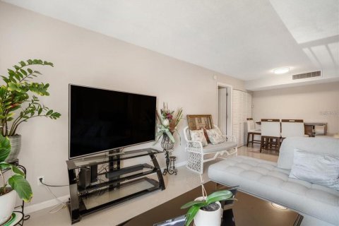 Condo in Brandon, Florida, 2 bedrooms  № 1866364 - photo 11