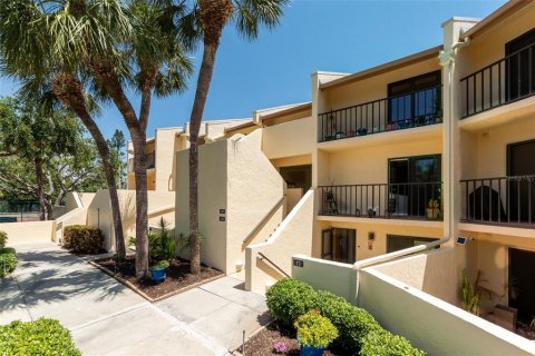 Condo in Saint Petersburg, Florida, 2 bedrooms  № 1669996 - photo 2