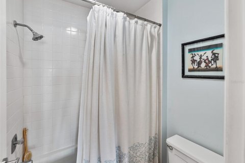 Condo in Saint Petersburg, Florida, 2 bedrooms  № 1669996 - photo 22
