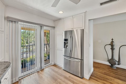Condo in Saint Petersburg, Florida, 2 bedrooms  № 1669996 - photo 9