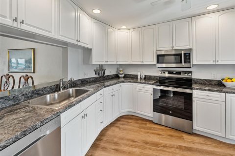 Condo in Saint Petersburg, Florida, 2 bedrooms  № 1669996 - photo 8