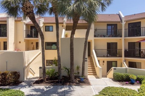 Condo in Saint Petersburg, Florida, 2 bedrooms  № 1669996 - photo 1