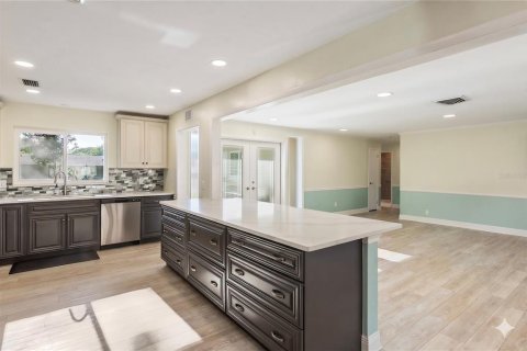House in Clearwater, Florida 3 bedrooms, 172.61 sq.m. № 2112458 - photo 10