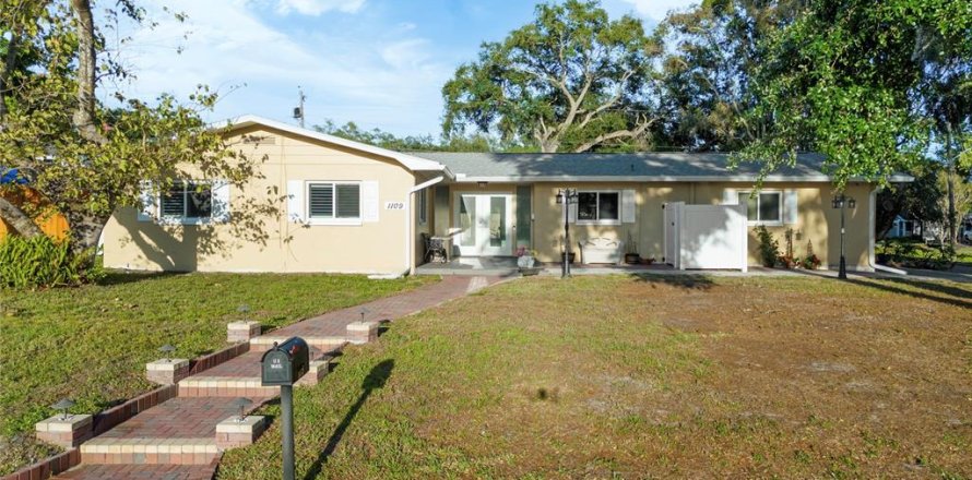 House in Clearwater, Florida 3 bedrooms, 172.61 sq.m. № 2112458