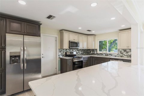House in Clearwater, Florida 3 bedrooms, 172.61 sq.m. № 2112458 - photo 9