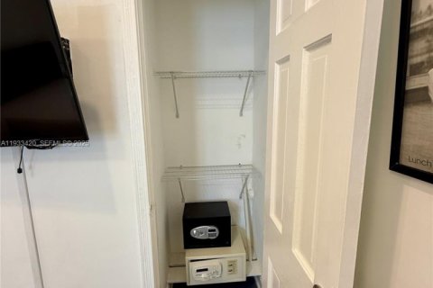 Снять в аренду виллу или дом в Майами-Бич, Флорида 2 спальни, 60.39м2, № 1991405 - фото 7