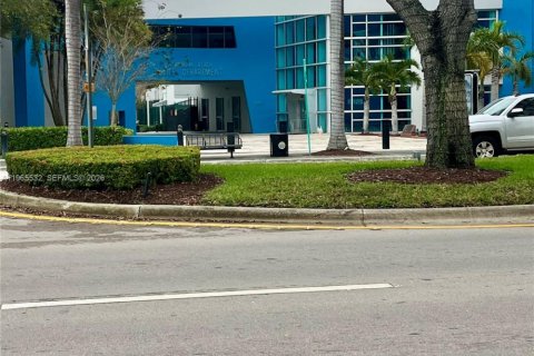 Commercial property in North Miami Beach, Florida № 2081217 - photo 2
