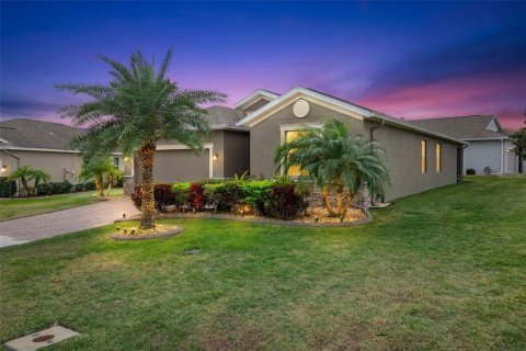 House in Clermont, Florida 3 bedrooms, 188.78 sq.m. № 2209414